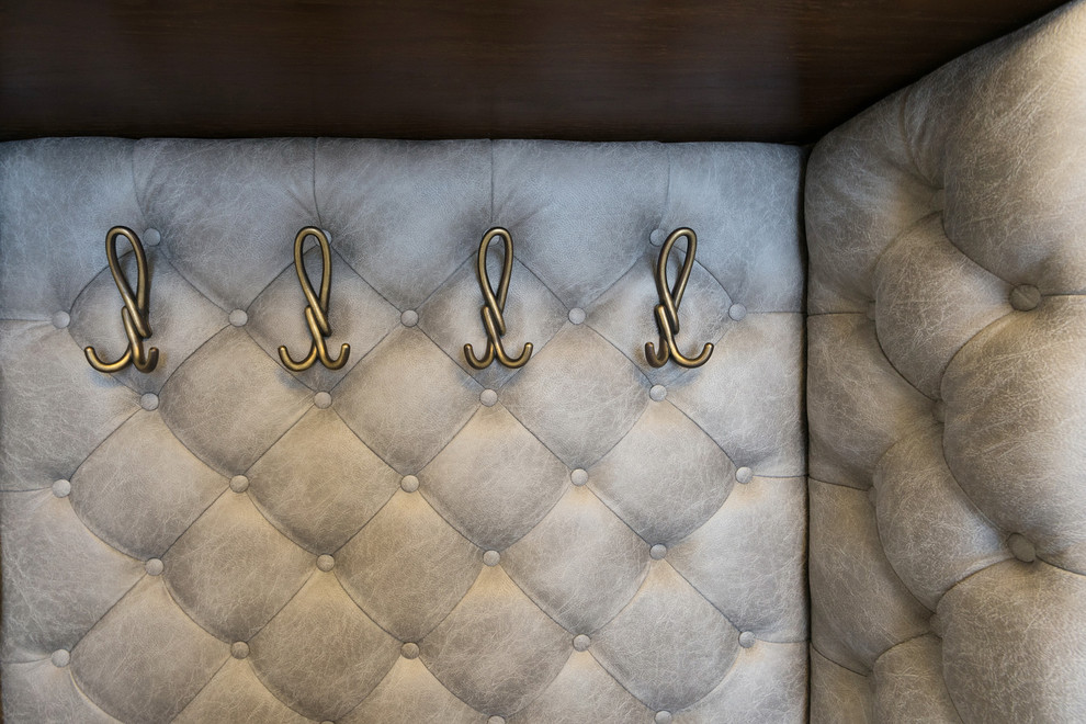 Мебель предметы интерьера в загородном доме.