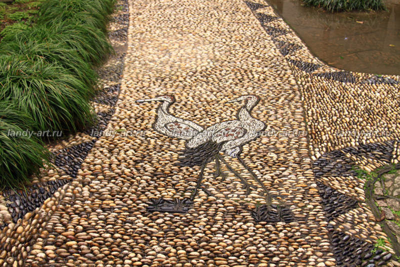 Мощение узорами с использованием разных материалов.