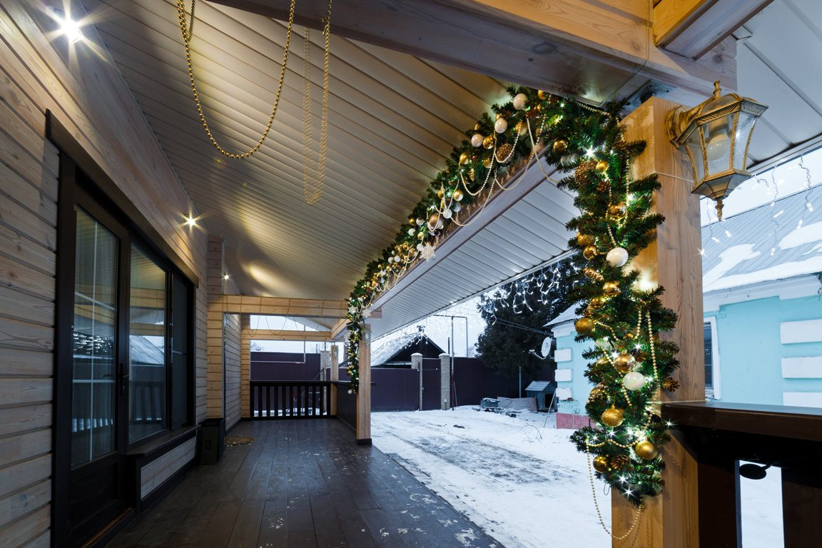 Новогоднее украшение сада и коттеджа