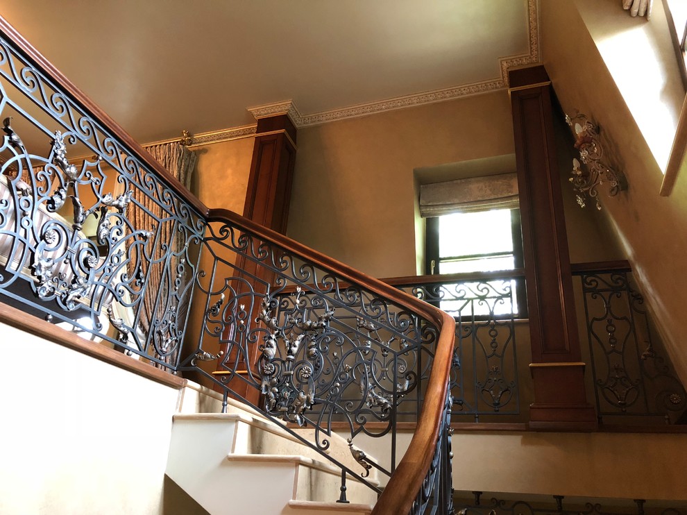 Мраморная лестница и кованые перила