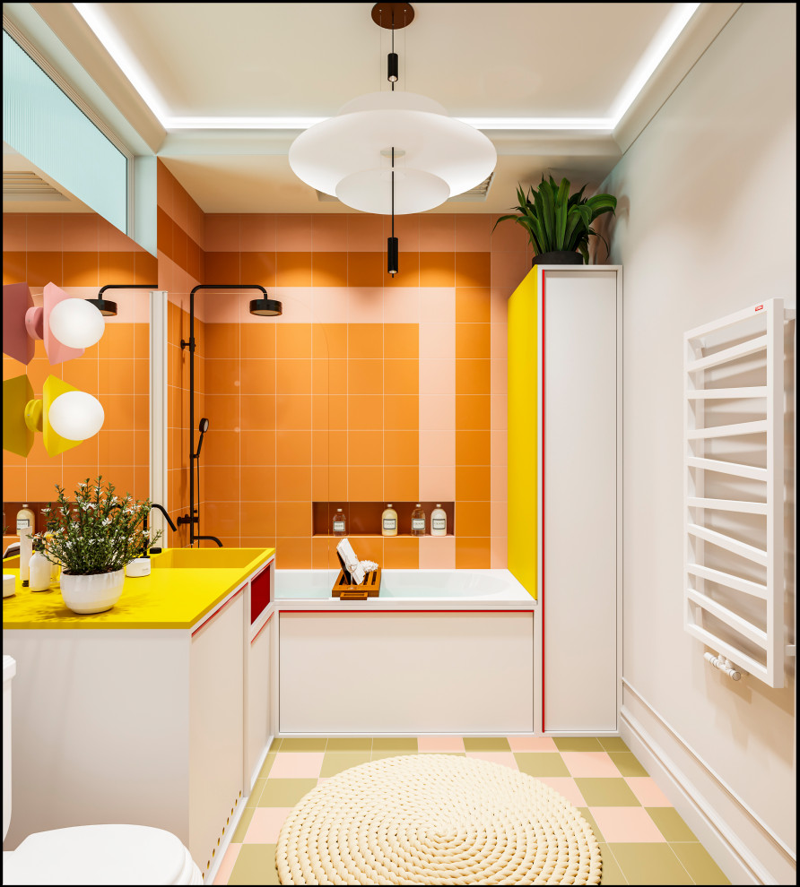 Яркий дизайн ванной комнаты с окном
