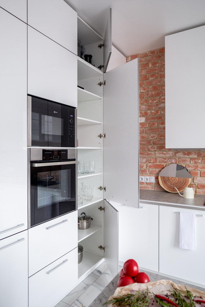 Белоснежная кухня фабрики "Кухонный двор"