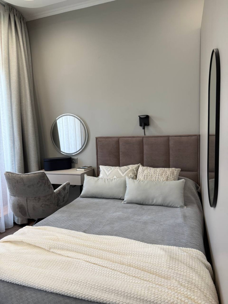 Спальня для молодой девушки в уютном сером цвете