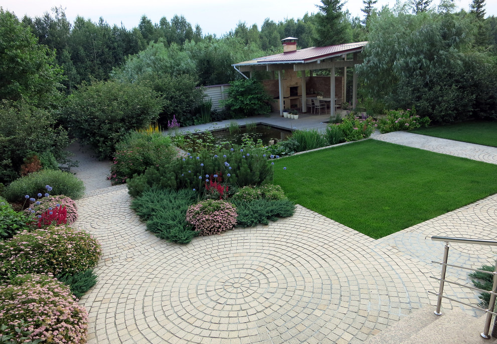 Сад с геометричным водоемом