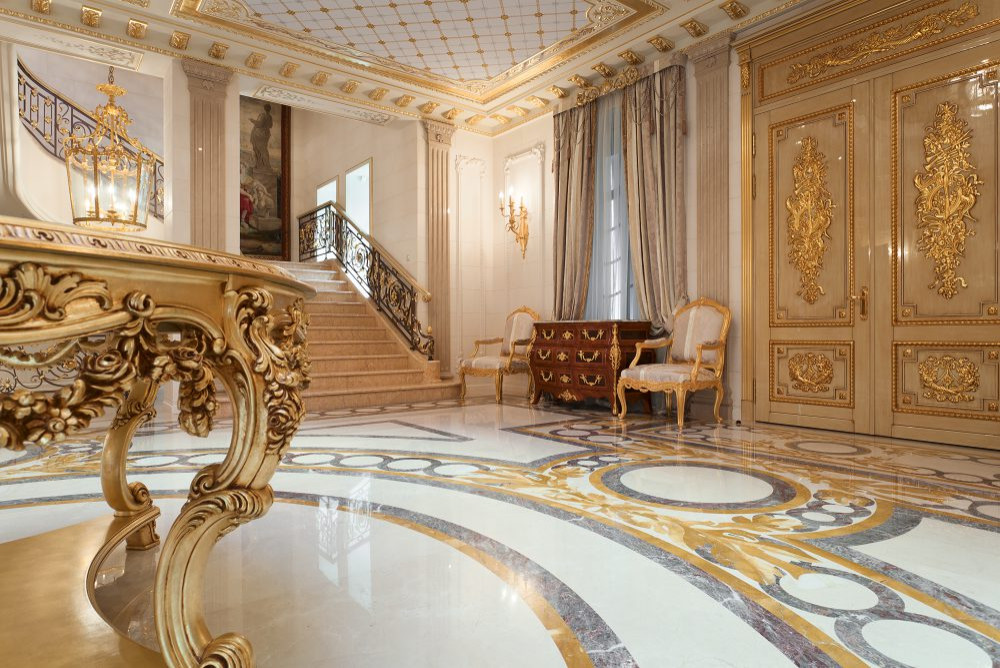 Главный холл загородного дома