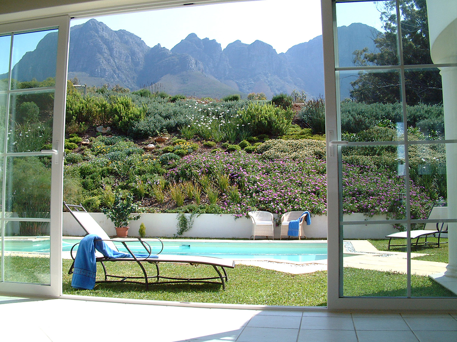 Вид из столовой на амфитеатр