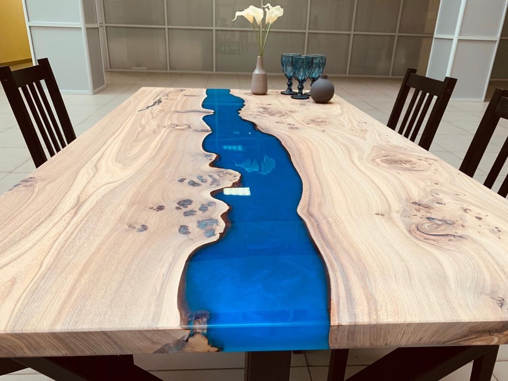 Обеденный стол из карагача с рекой цвета королевский синий