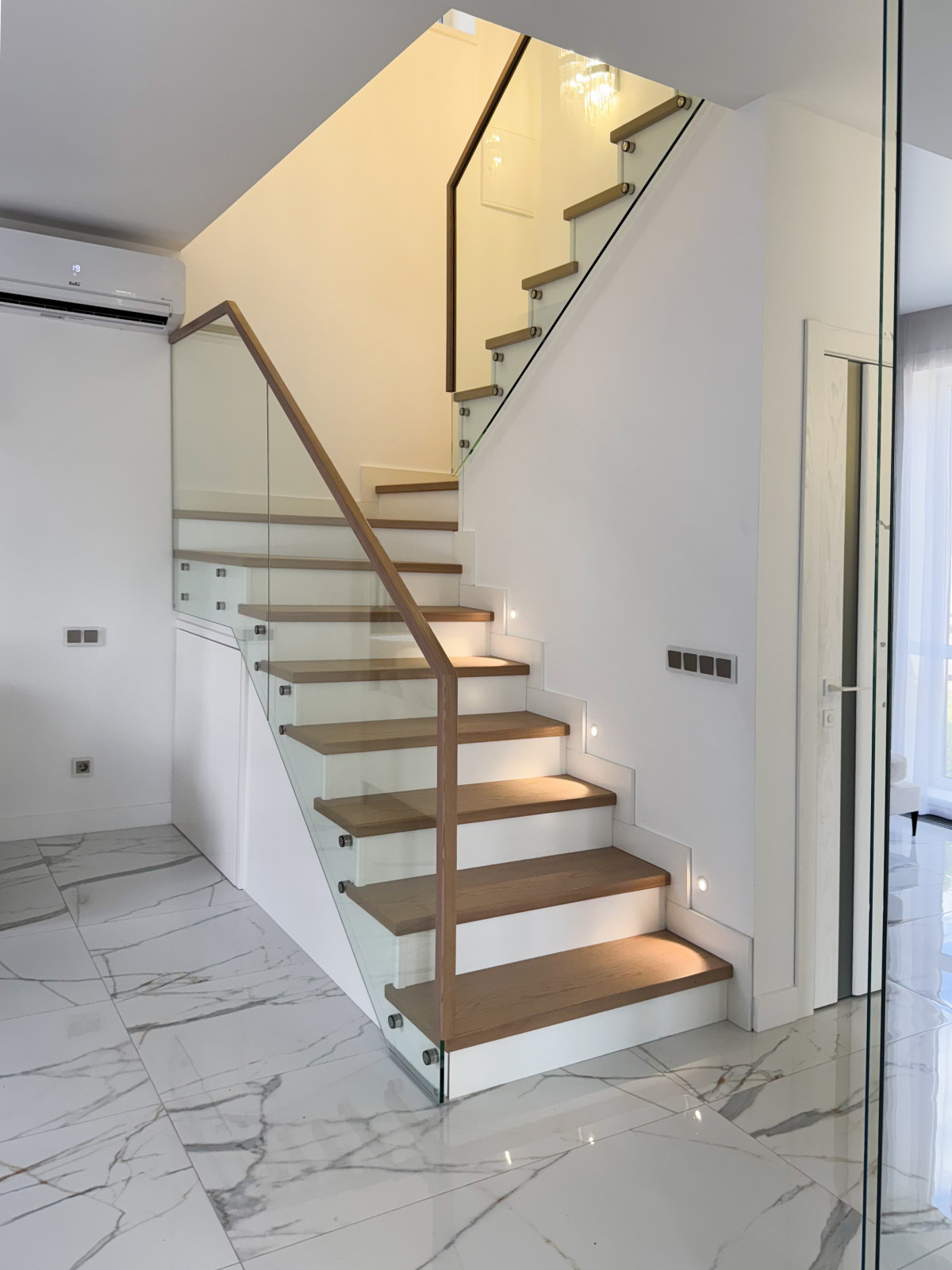 Лестница с ограждением из закаленного стекла