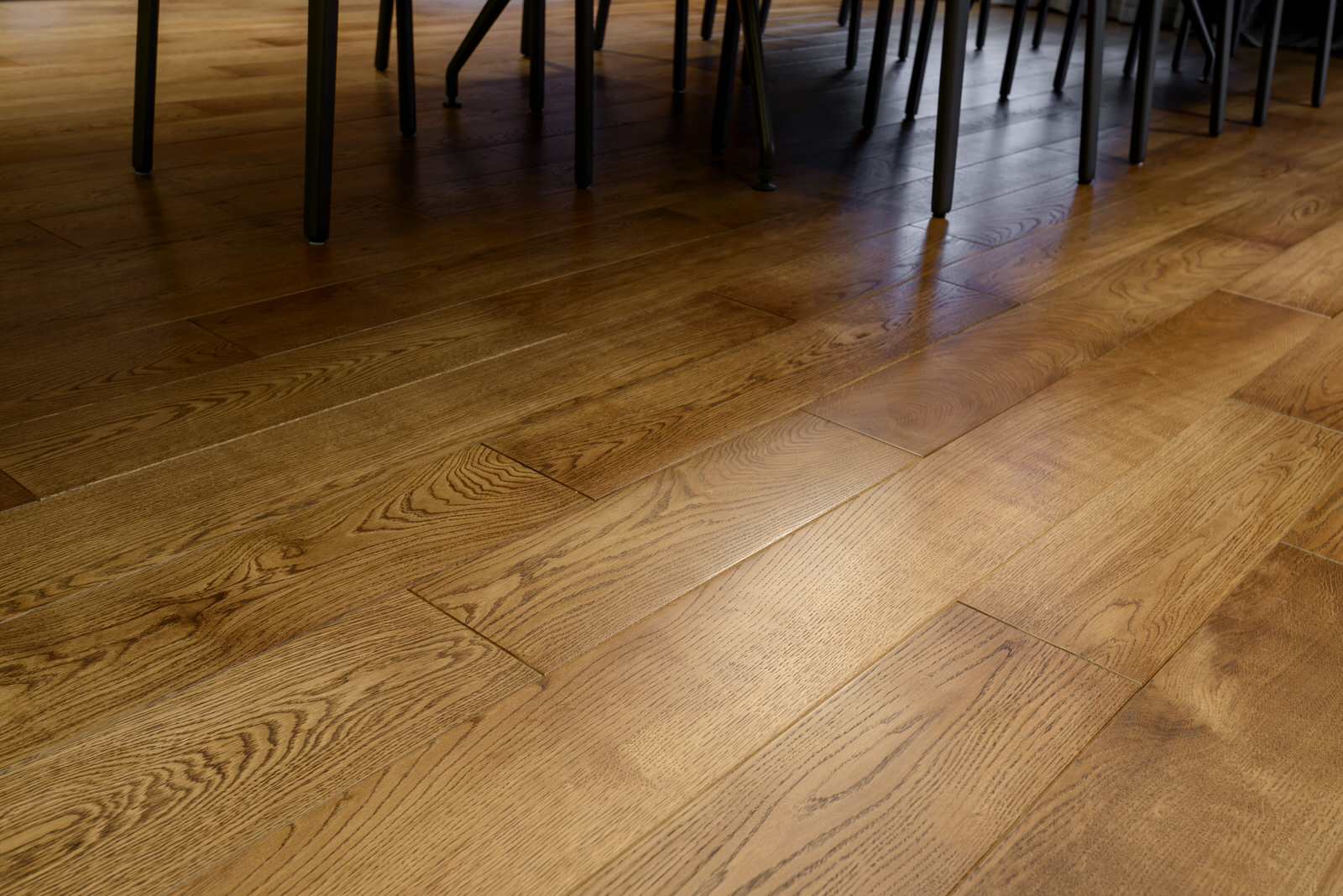 Массивная доска "BEARMADE" в брутальной квартире по проекту Риты Лессинг