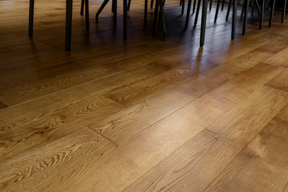 Массивная доска "BEARMADE" в брутальной квартире по проекту Риты Лессинг