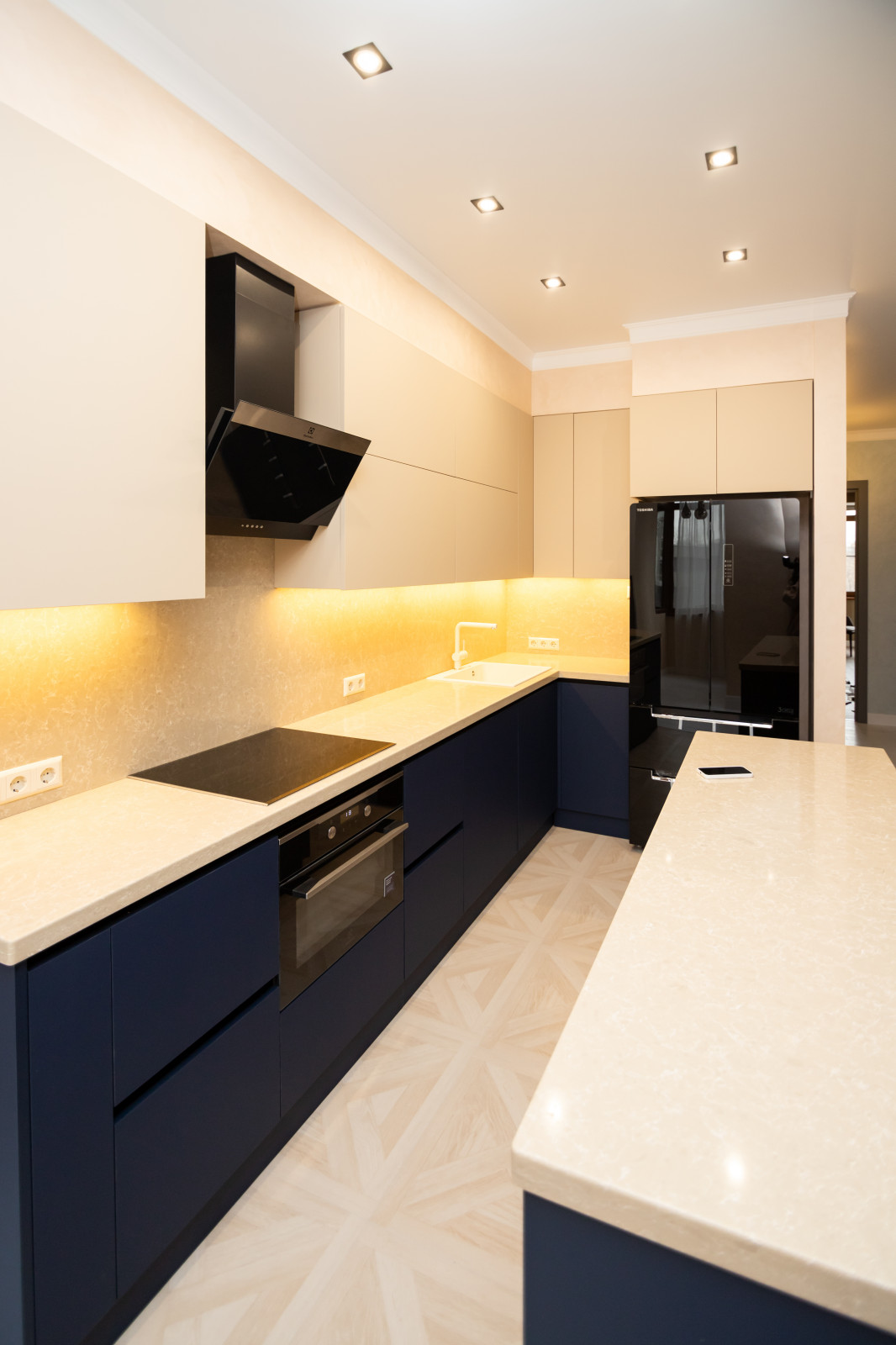 Бело-синяя кухня в современном стиле