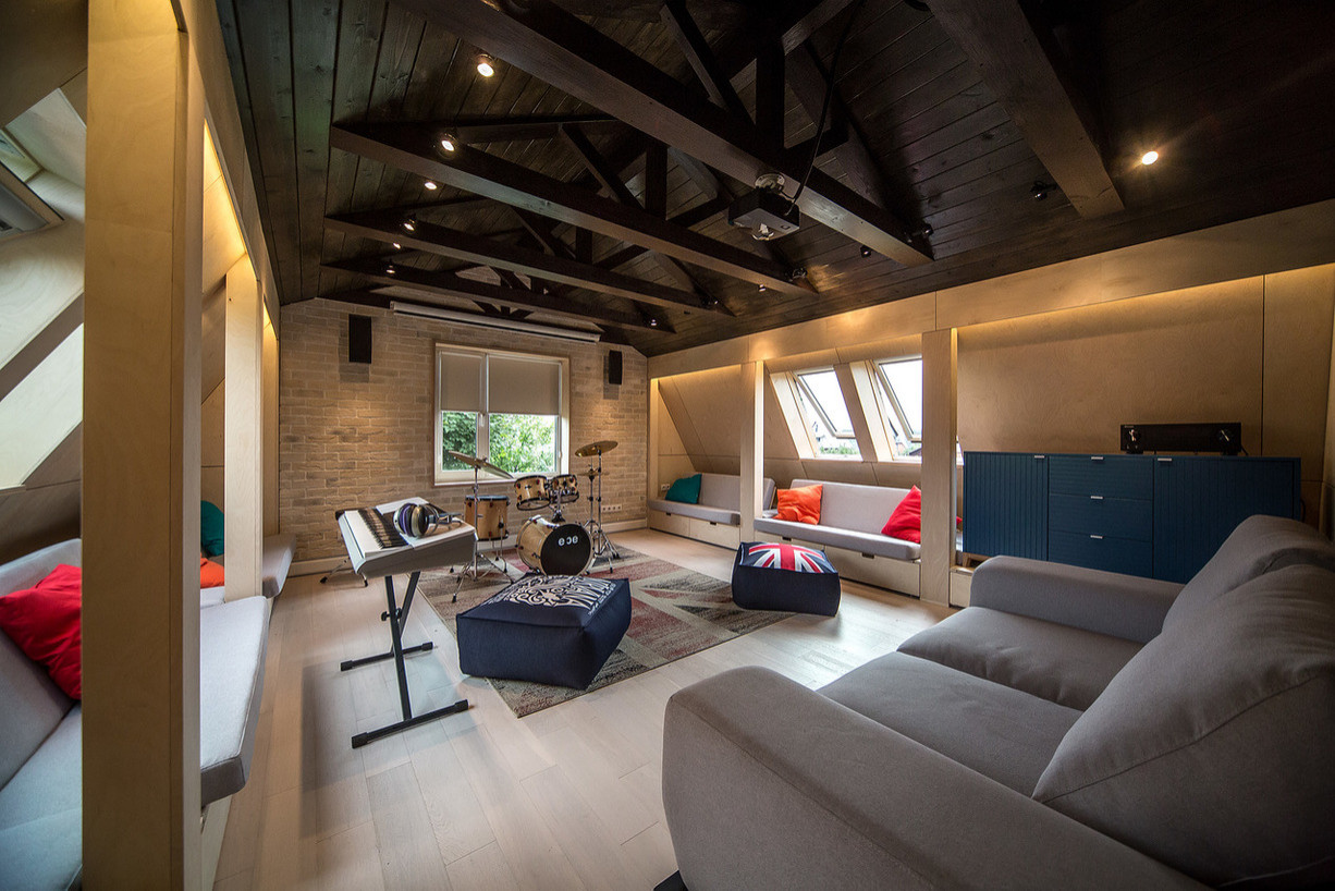 Интерьер мансарды дачного дома в Подмосковье