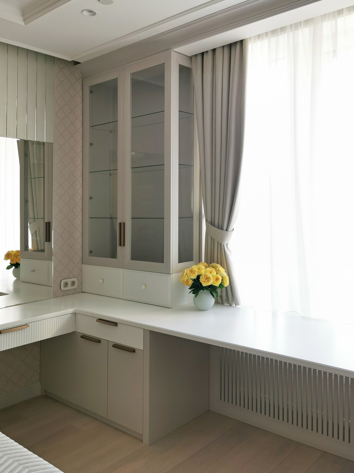 Волга. Рабочее место с туалетным столиком и системой хранения.