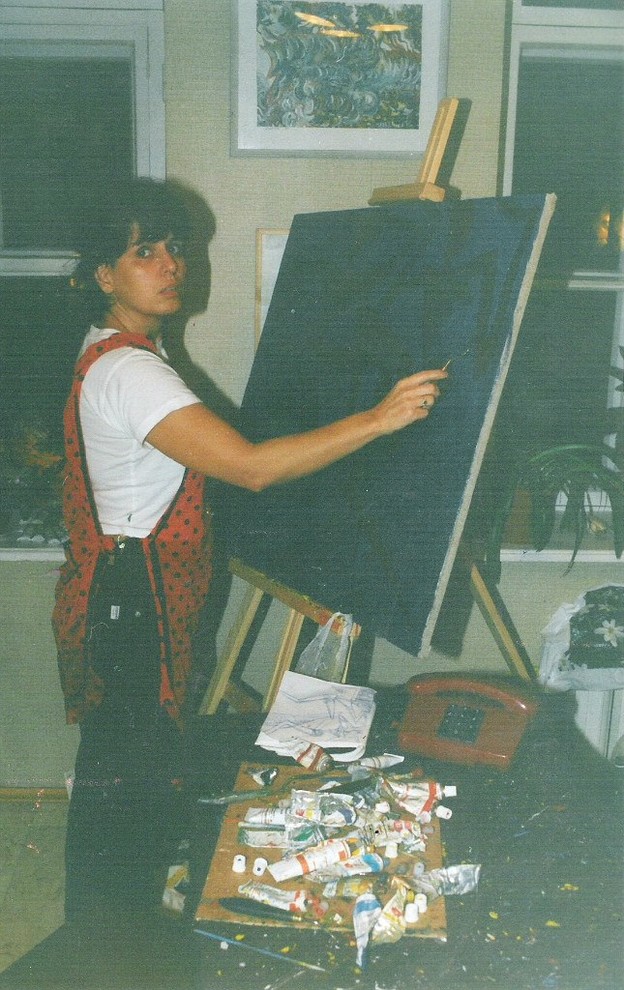 На фоне картин Лики Волчек