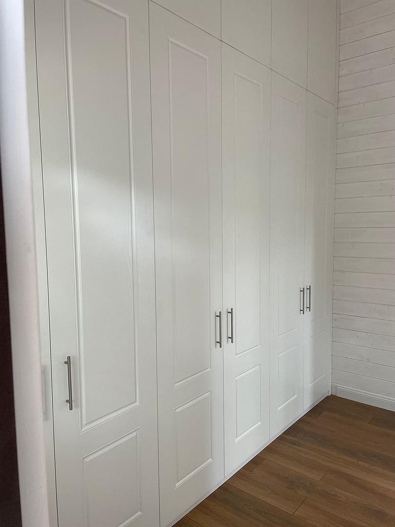 Встроенные распашные шкафы