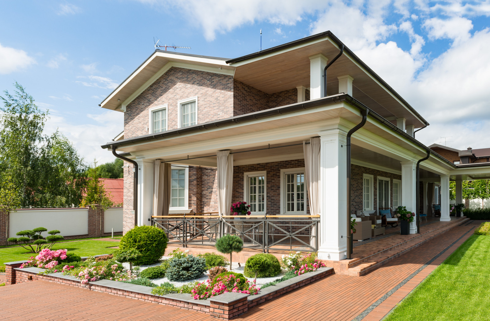 Дом с колоннадой