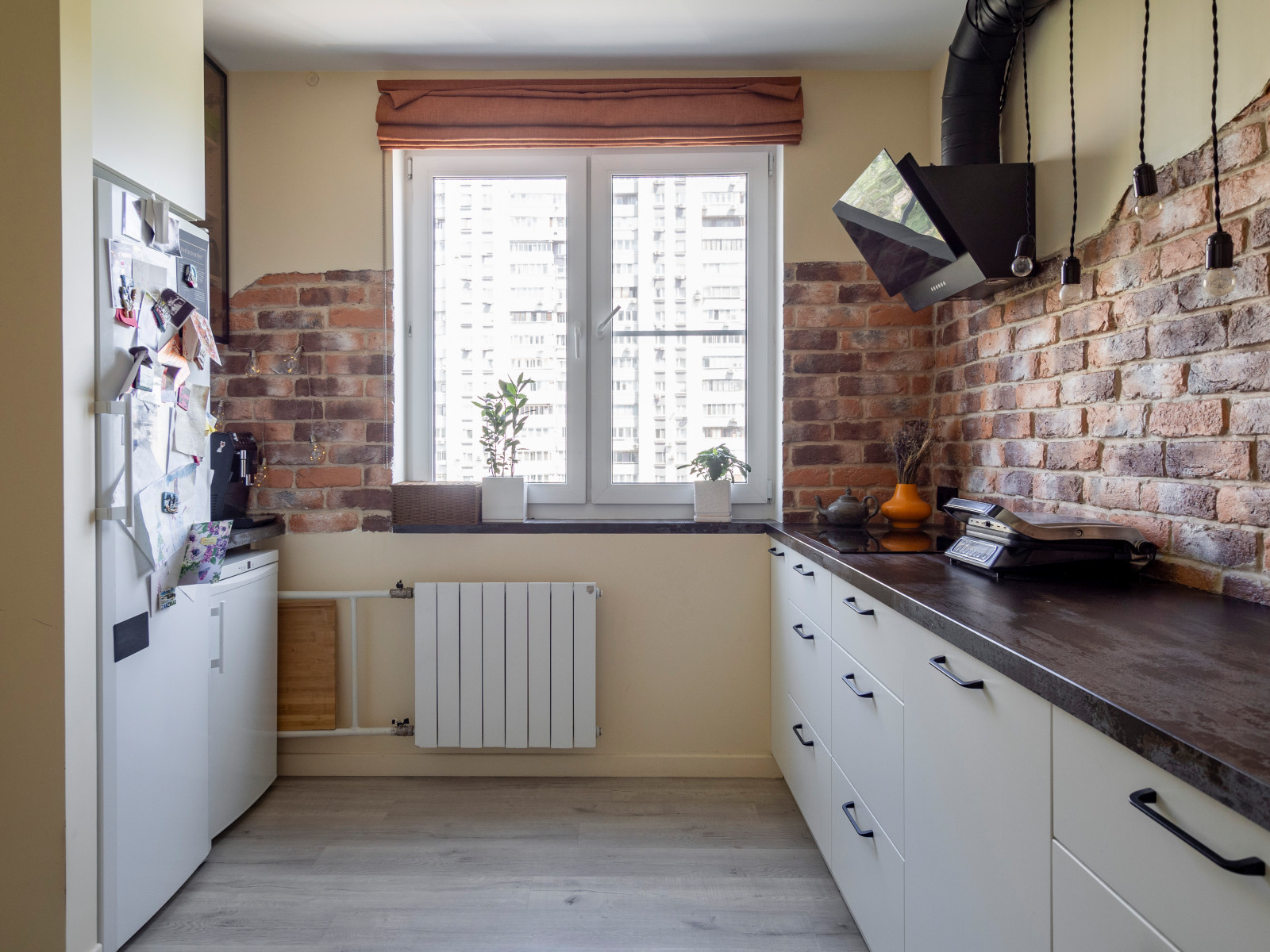 Кухня в стиле неоклассика без верхних модулей