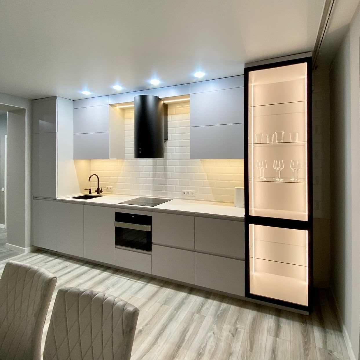 Обложка проекта: Стильная кухня с витриной