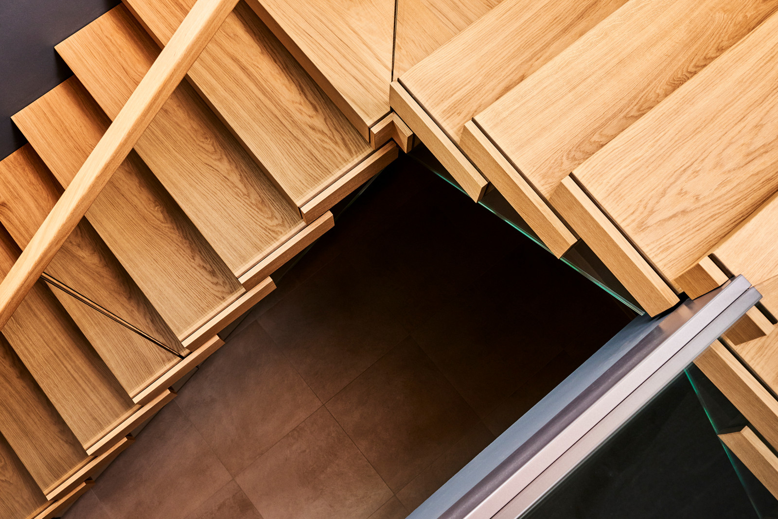 Консольная лестница с инновационной встроенной подсветкой