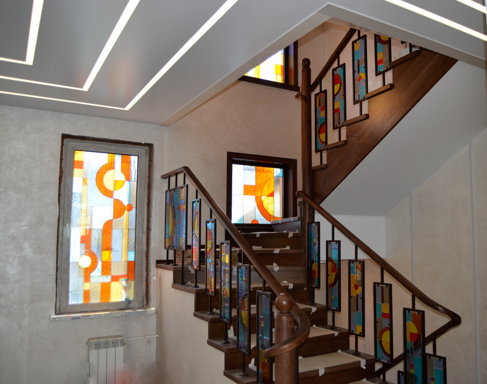 Обложка проекта: Лестница из массива дуба со стёклами Тиффани