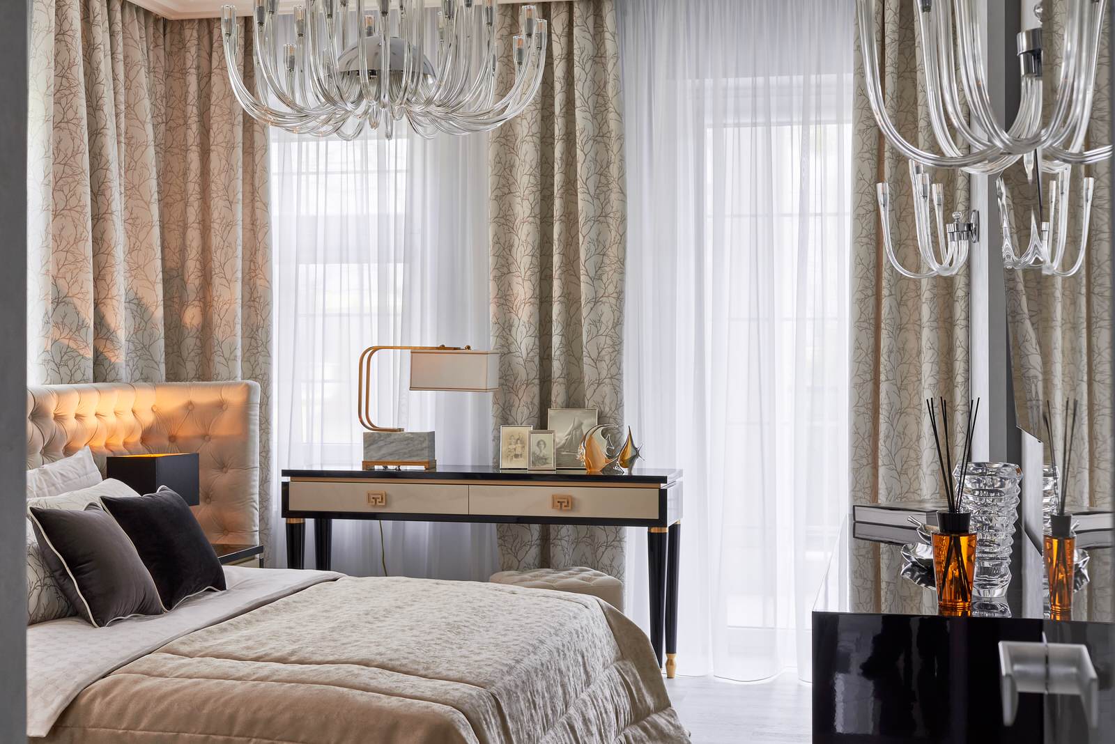 Яркий, роскошный, искрящийся.