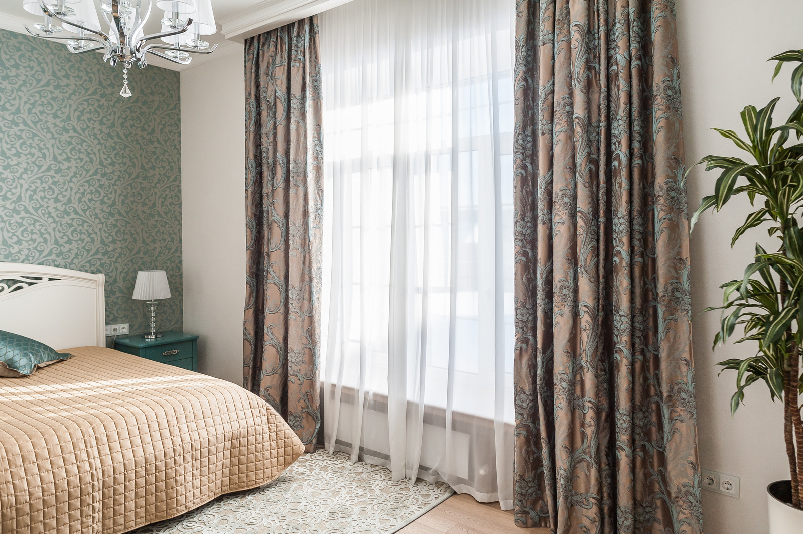 Загородный дом с розовой столовой