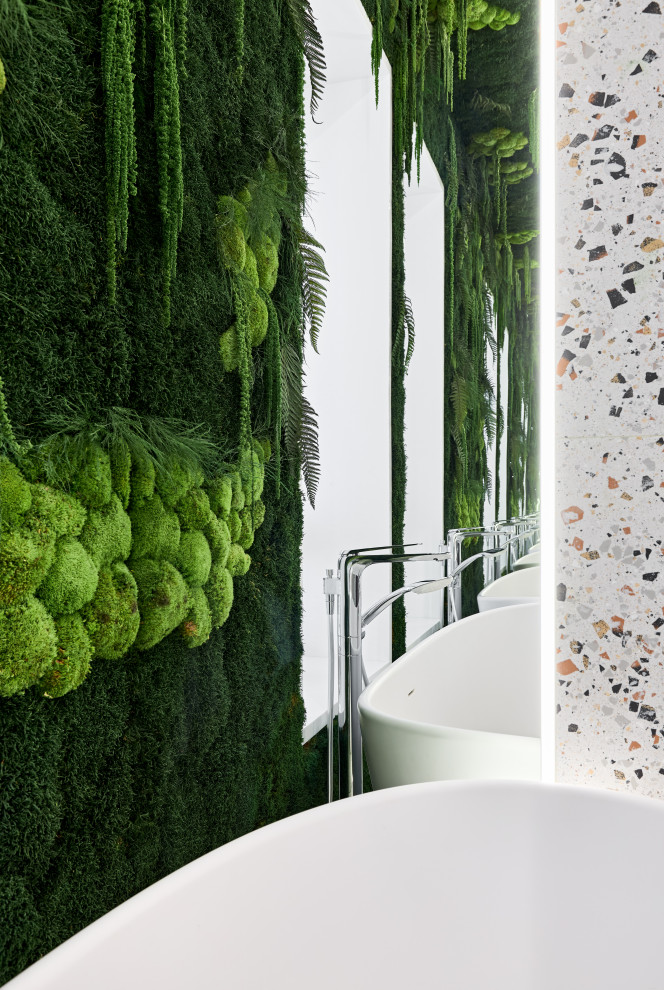 Яркая квартира с желтым диваном и голубой стеной в спальне