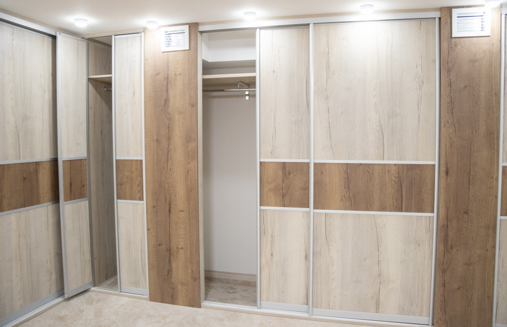 Гардеробная комната на цокольном этаже