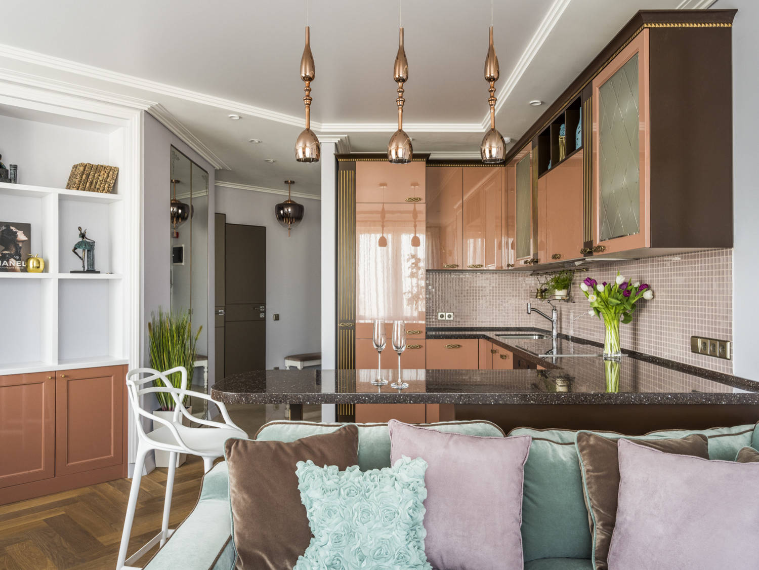 В гостях: Интерьер с шоколадной кухней и необычной планировкой