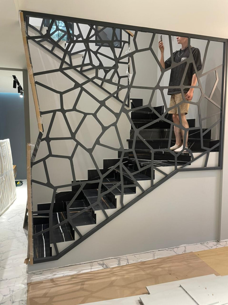 Обложка проекта: металлическое ограждение лестницы