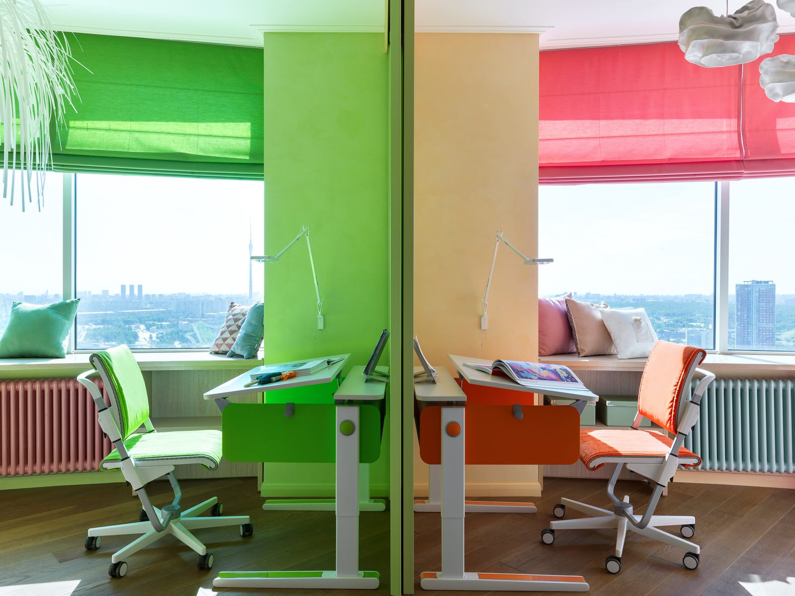 Рабочие места в детских комнатах для девочек