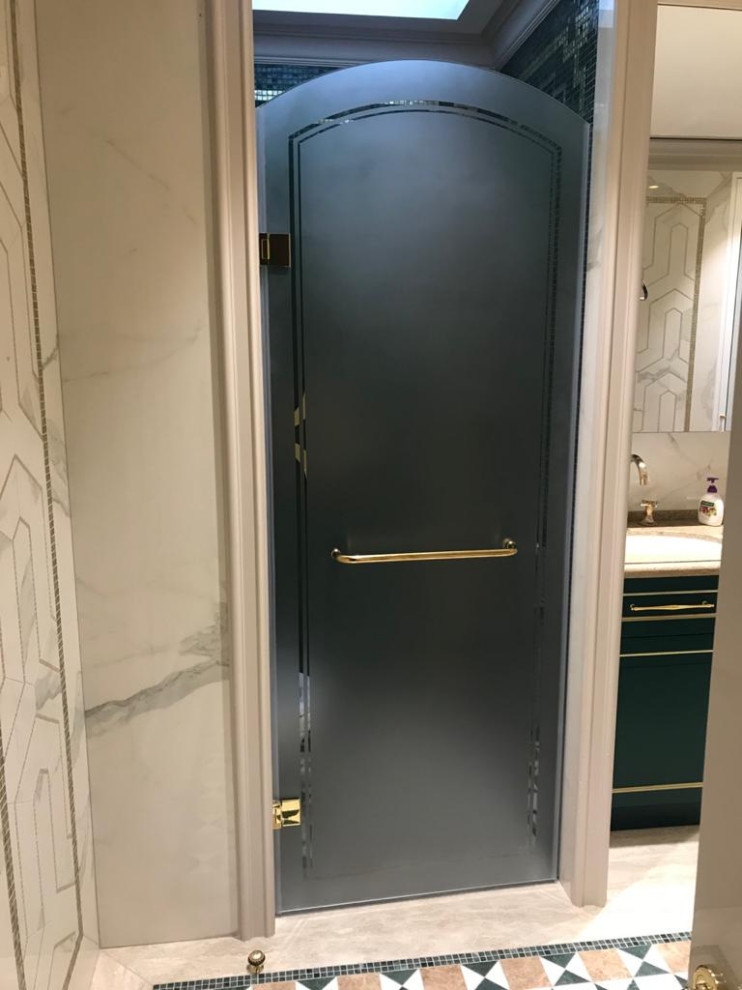 Стеклянная дверь в душевую