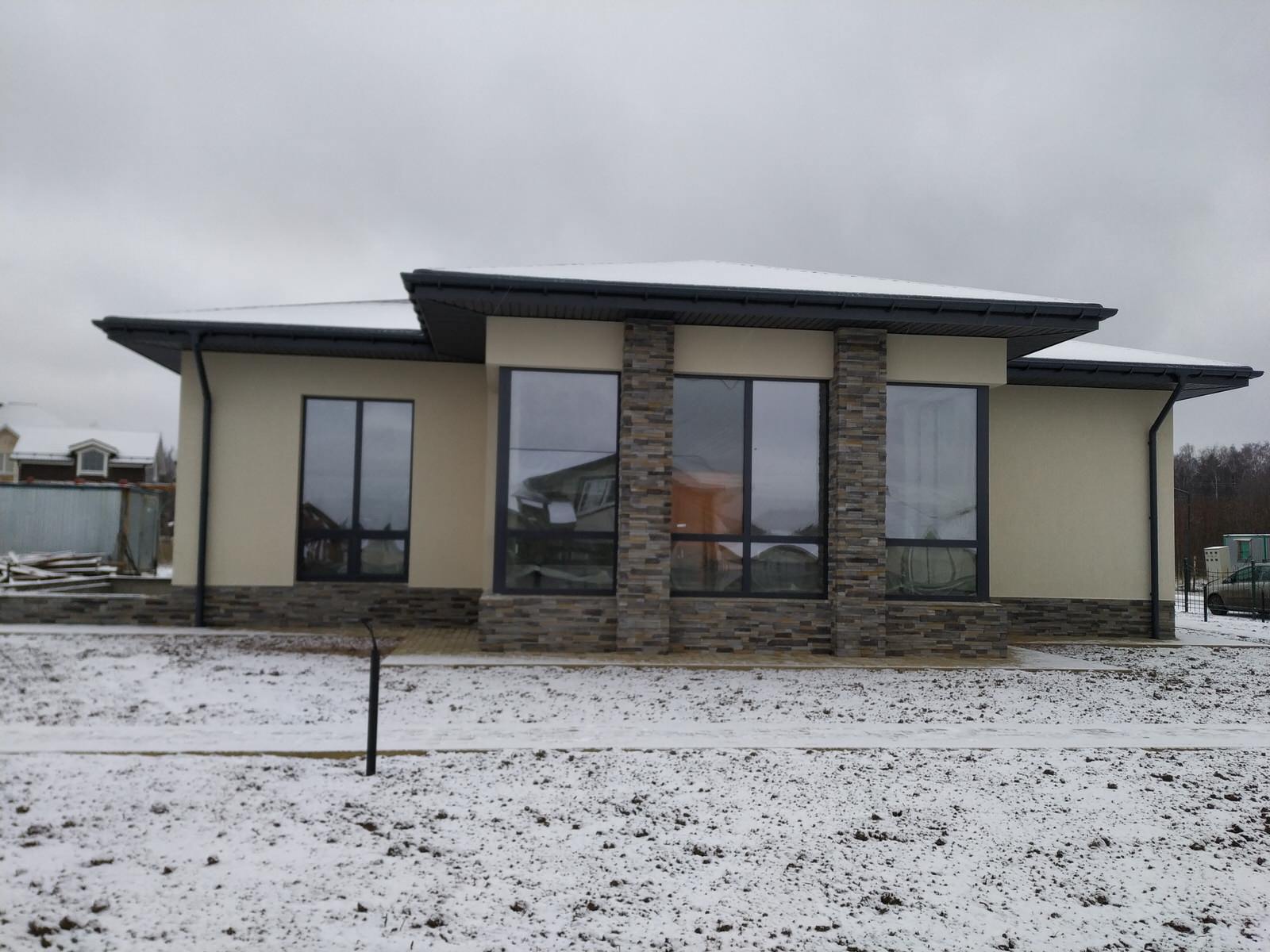 Небольшой одноэтажный дом из кирпича, утепление фасада пенопластом 150мм