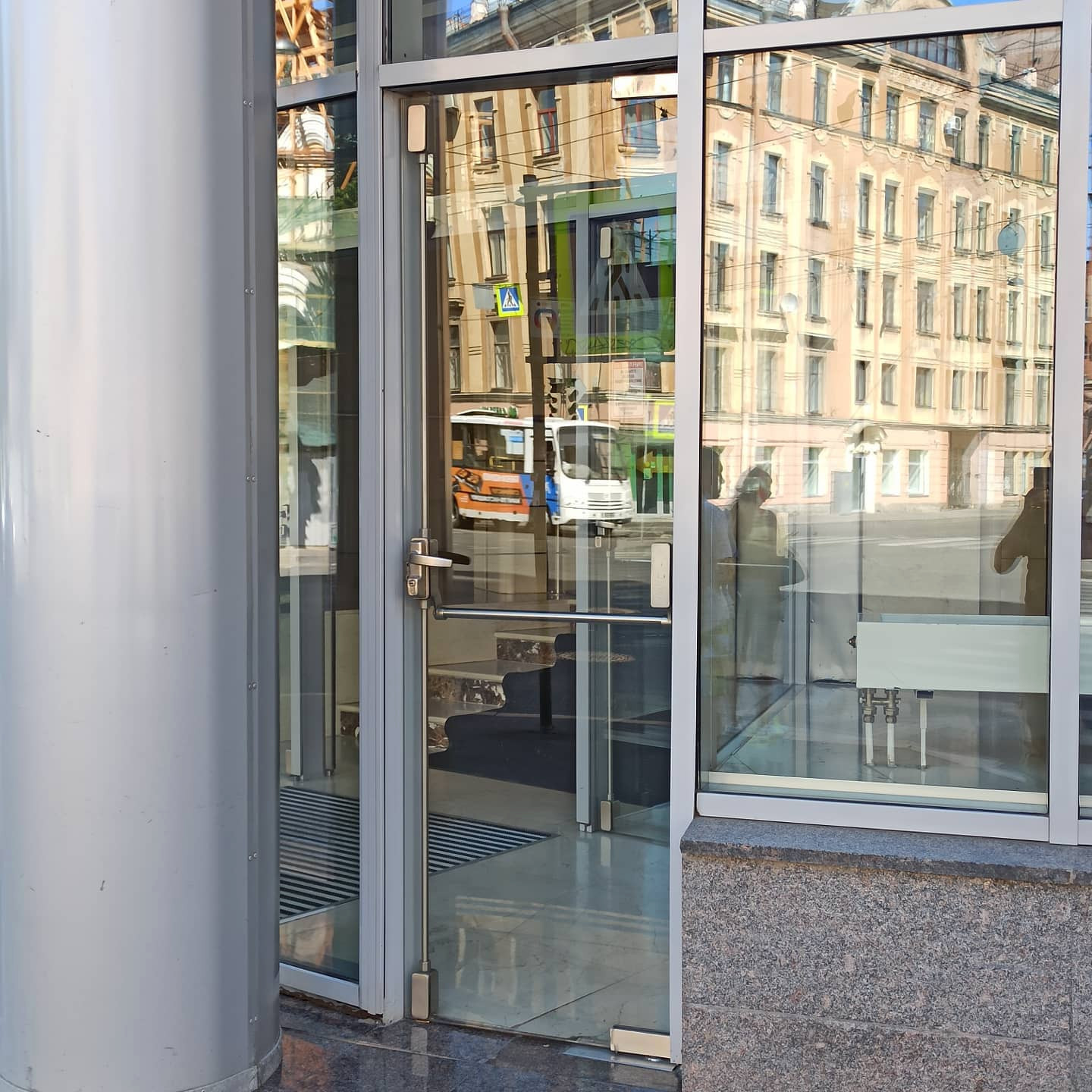 Обложка проекта: Не частое решение - система антипаники на цельностеклянных дверях!