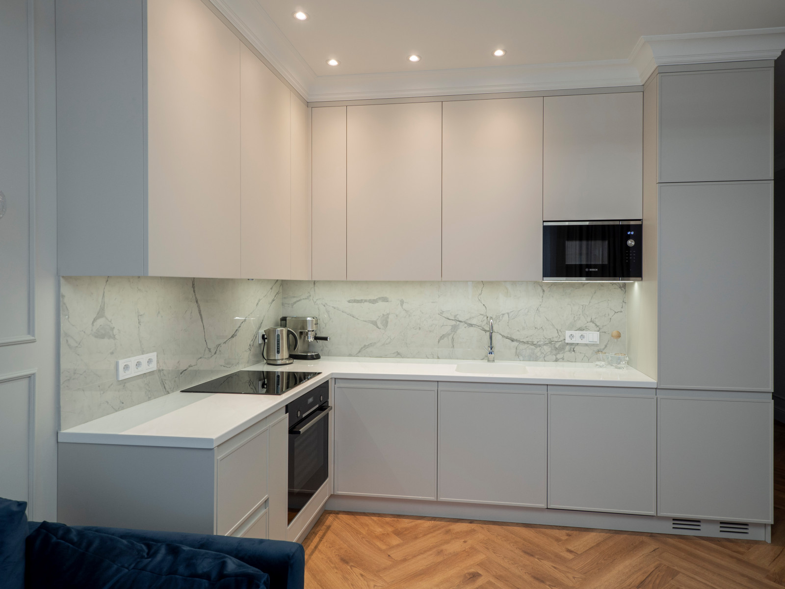 Белая кухня в стиле минимализм