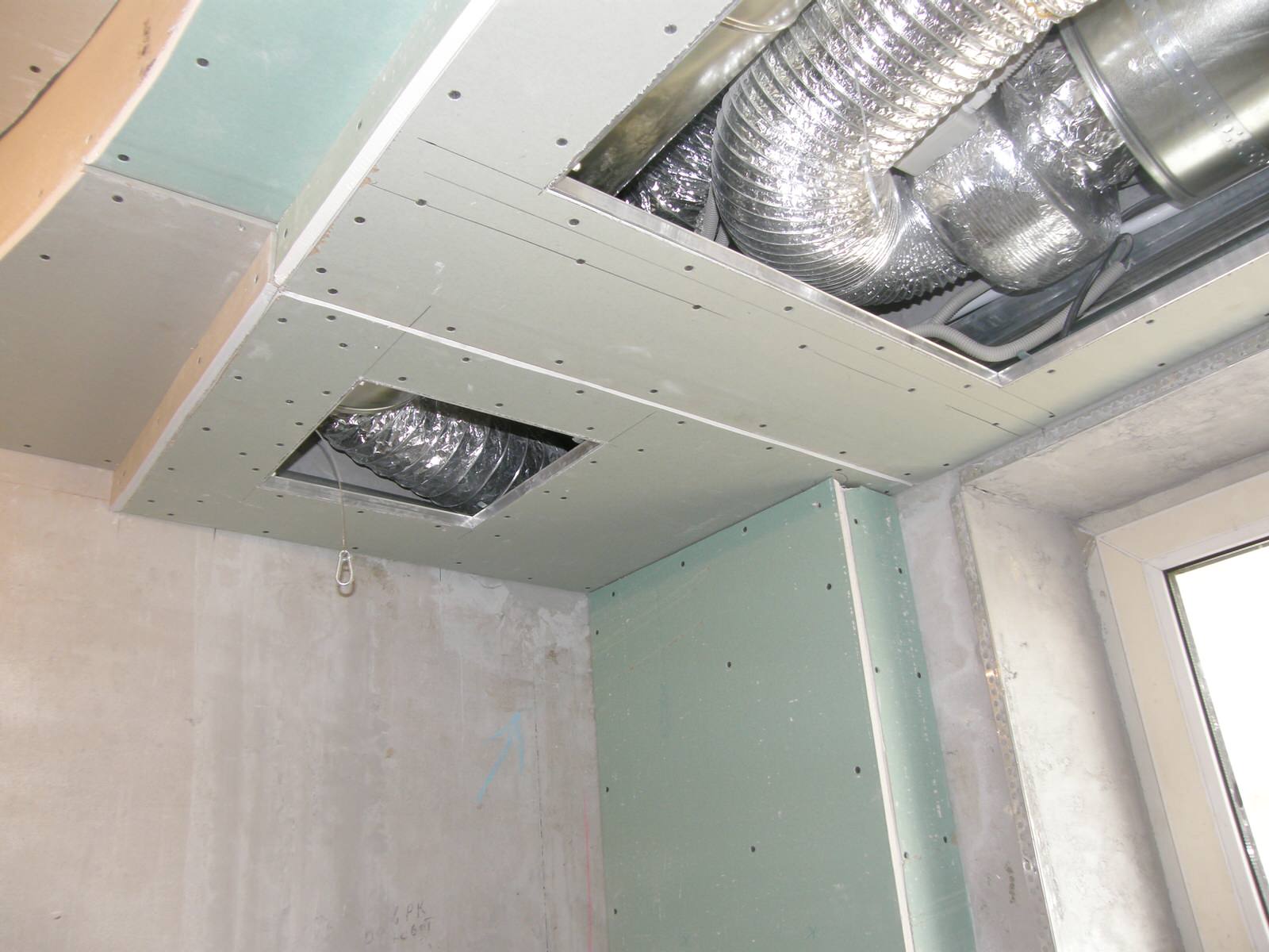 Как правильно: Выровнять потолок в новостройке