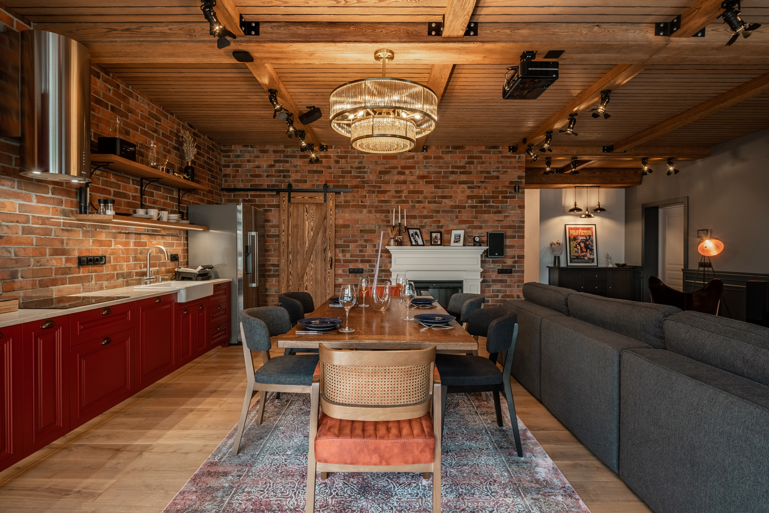 Проект недели: Кухня с «барной» атмосферой и кинотеатром