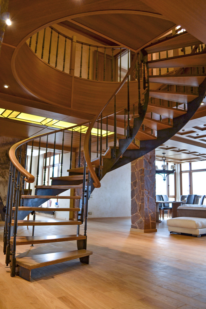 Двухуровневая квартира с кессонными потолками и винтовой лестницей