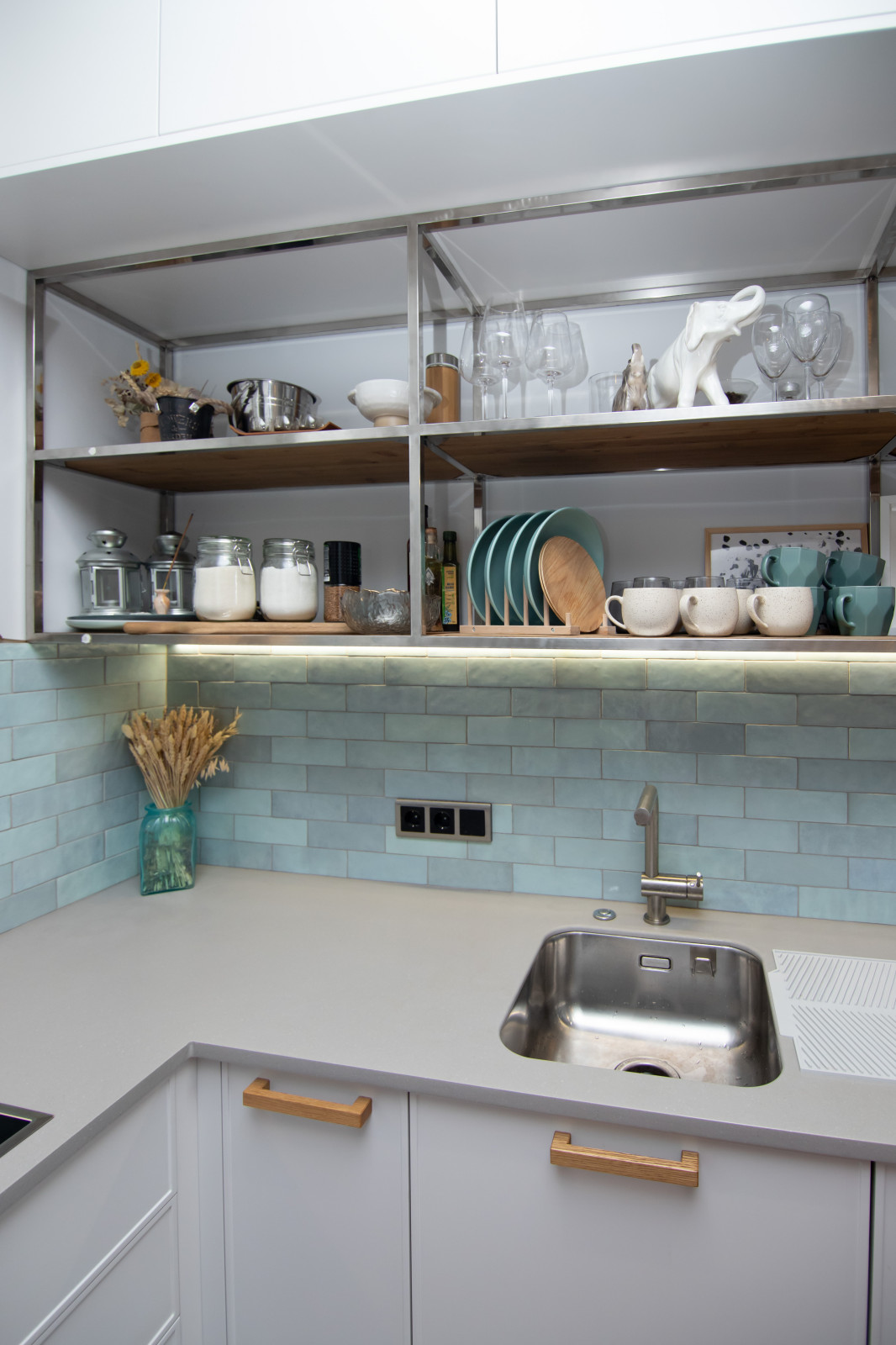 Светлая кухня в неоклассическом стиле