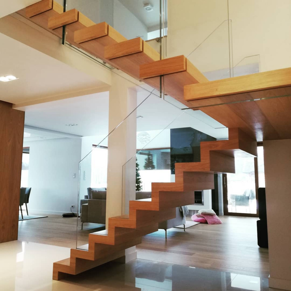 Двухмаршевая лестница с стеклянными перилами