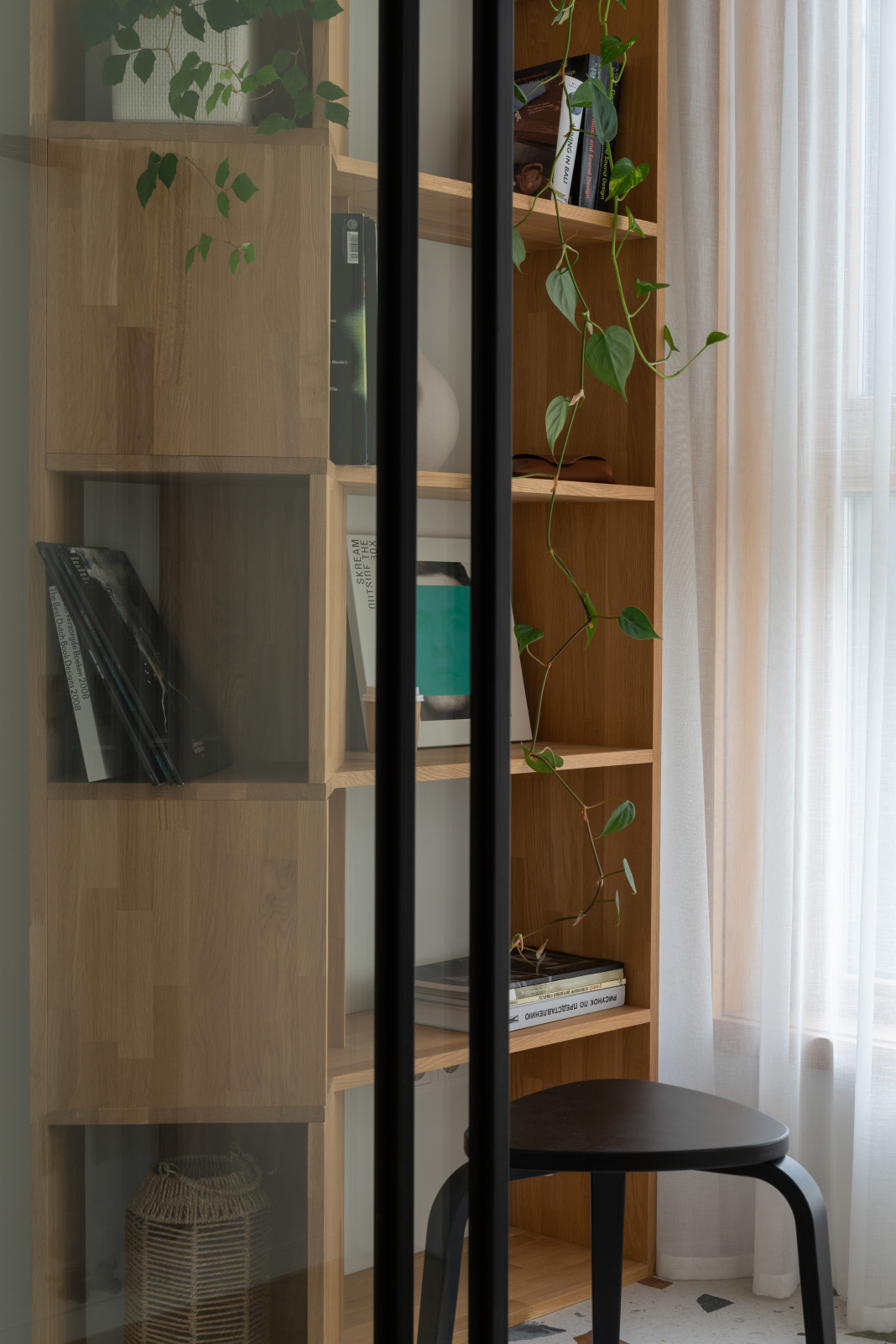 Двухкомнатная квартира с зеленой перегородкой в гостиной