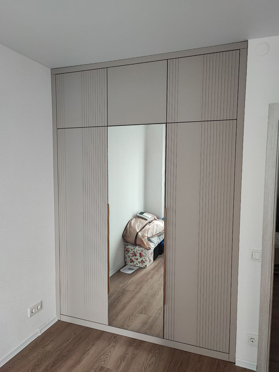 Встроенные распашные шкафы