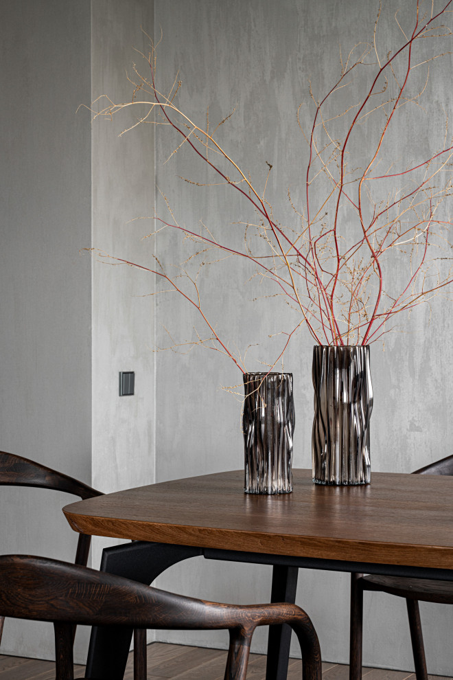 Бетонная квартира с ванной у окна