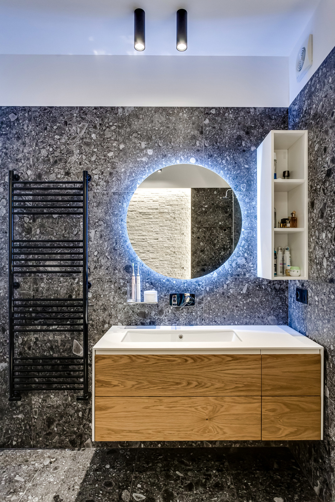 Фото реализации проекта "Квартира в доме с часами"