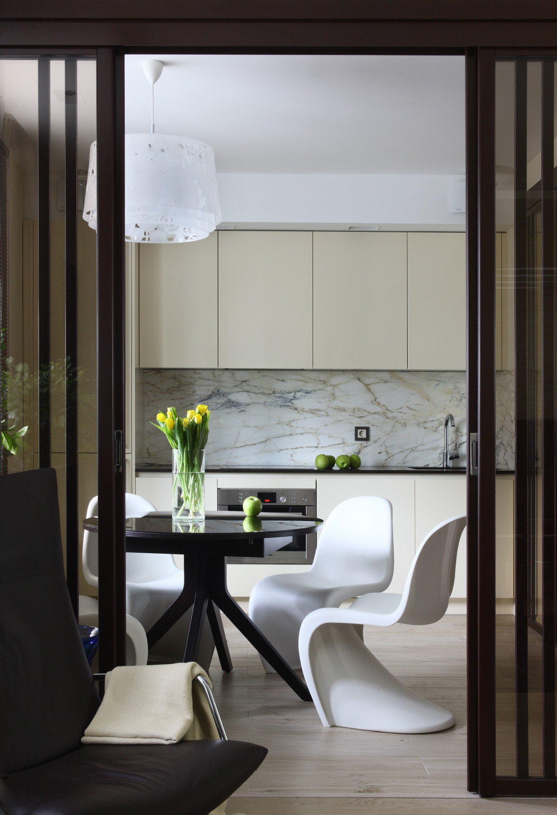 Кухня 9 кв м с балконом: интерьер в традиционной гамме