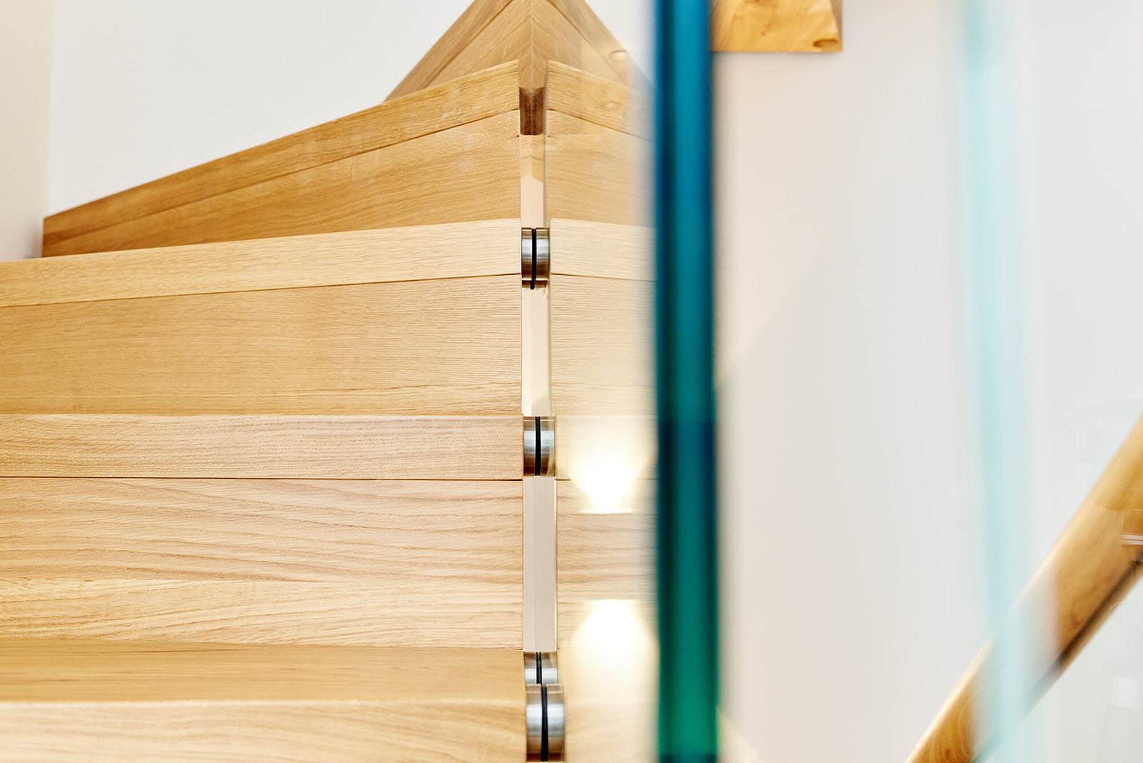 Дубовая лестница со стеклянным ограждением