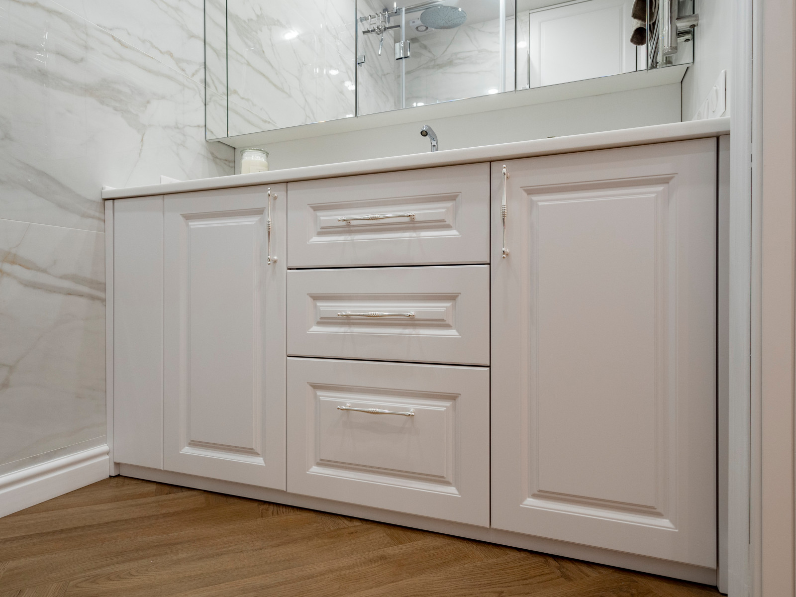 Меблировка санузла в неоклассическом стиле