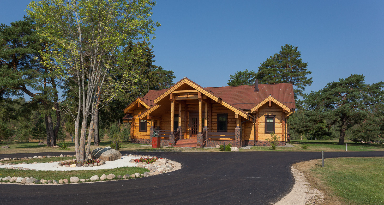 Деревянный дом в классическом стиле