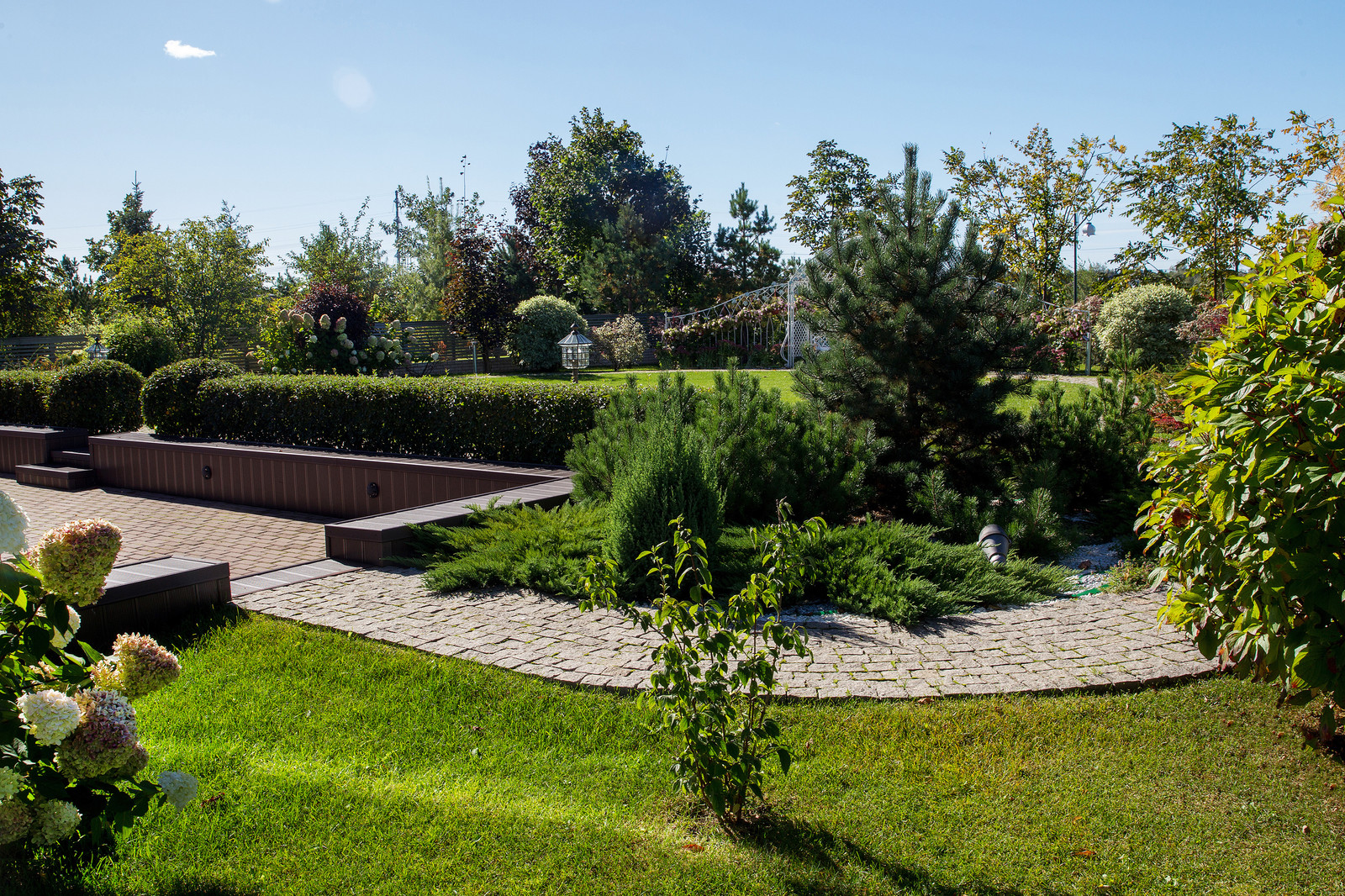 Сад на Пятницком шоссе.  Дизайнер Лариса Юрова