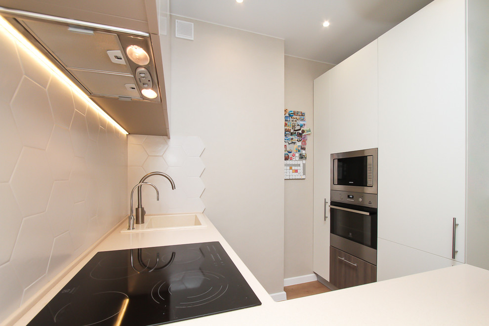 Квартира в современном стиле с яркими цветовыми акцентами.